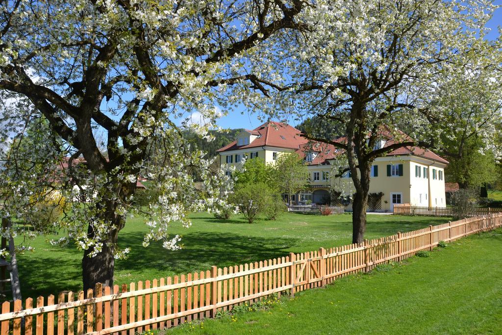 Hotel Dienstl Gut Launsdorf Buitenkant foto