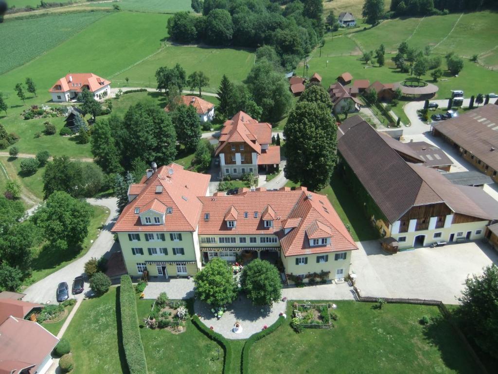 Hotel Dienstl Gut Launsdorf Buitenkant foto