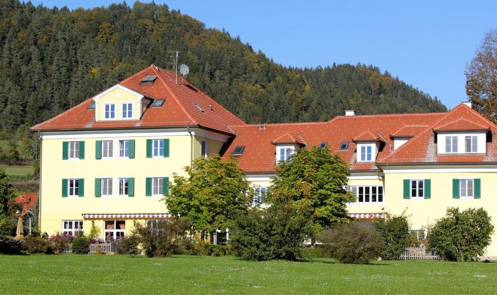 Hotel Dienstl Gut Launsdorf Buitenkant foto